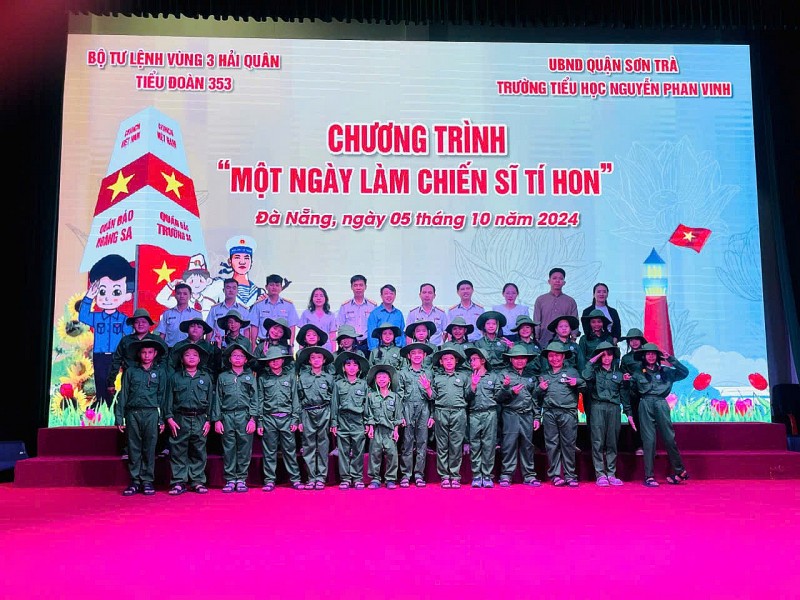 Cán bộ Tiểu đoàn 353, giáo viên học sinh Trường Tiểu học Nguyễn Phan Vinh chụp ảnh lưu niệm tại chương trình. Cán bộ Tiểu đoàn 353, giáo viên học sinh Trường Tiểu học Nguyễn Phan Vinh chụp ảnh lưu niệm tại chương trình.