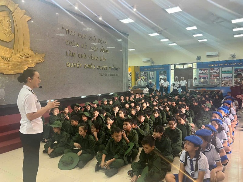 Học sinh được giới thiệu về truyền thống, lịch sử đấu tranh, trưởng thành của Vùng 3 Hải quân. Học sinh được giới thiệu về truyền thống, lịch sử đấu tranh, trưởng thành của Vùng 3 Hải quân.