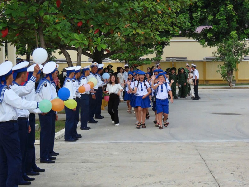 Một ngày làm chiến sĩ tí hon Một ngày làm chiến sĩ tí hon