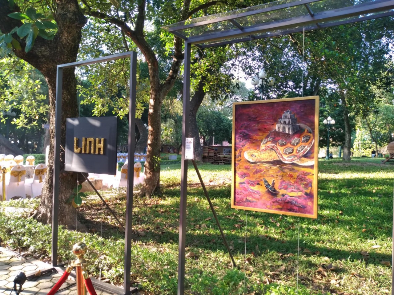 Quang incorporates regional cultural elements into his paintings. Quang incorporates regional cultural elements into his paintings.