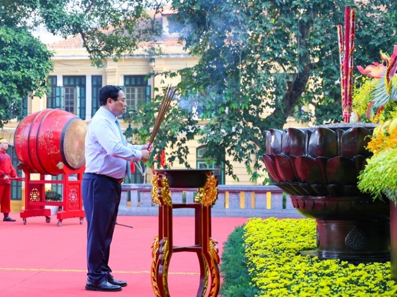 Mở đầu buổi lễ, Đoàn đại biểu Đảng, Nhà nước, Mặt trận Tổ quốc Việt Nam, thành phố Hà Nội do Thủ tướng Phạm Minh Chính dẫn đầu thực hiện nghi lễ dâng hương tại Tượng đài vua Lý Thái Tổ, tưởng nhớ công lao các bậc tiền nhân đã có những đóng góp to lớn đối với đất nước và Thủ đô Hà Nội. Mở đầu buổi lễ, Đoàn đại biểu Đảng, Nhà nước, Mặt trận Tổ quốc Việt Nam, thành phố Hà Nội do Thủ tướng Phạm Minh Chính dẫn đầu thực hiện nghi lễ dâng hương tại Tượng đài vua Lý Thái Tổ, tưởng nhớ công lao các bậc tiền nhân đã có những đóng góp to lớn đối với đất nước và Thủ đô Hà Nội.