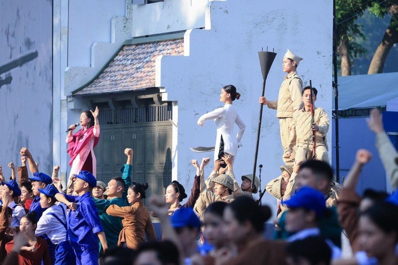 Phân đoạn 2 với chủ đề “Cảm xúc tháng Mười”, tái hiện khoảng thời gian 9 năm kháng chiến gian khổ đã kết thúc bằng chiến thắng Điện Biên Phủ huy hoàng, lừng lẫy năm châu, chấn động địa cầu. Chiến thắng ấy là minh chứng cho tinh thần độc lập và khát vọng tự do cháy bỏng của toàn dân tộc, để ngày 10-10-1954, người dân Hà Nội tràn ngập trong niềm hân hoan, hạnh phúc đón đoàn quân chiến thắng trở về giải phóng Thủ đô. Phân đoạn 2 với chủ đề “Cảm xúc tháng Mười”, tái hiện khoảng thời gian 9 năm kháng chiến gian khổ đã kết thúc bằng chiến thắng Điện Biên Phủ huy hoàng, lừng lẫy năm châu, chấn động địa cầu. Chiến thắng ấy là minh chứng cho tinh thần độc lập và khát vọng tự do cháy bỏng của toàn dân tộc, để ngày 10-10-1954, người dân Hà Nội tràn ngập trong niềm hân hoan, hạnh phúc đón đoàn quân chiến thắng trở về giải phóng Thủ đô.
