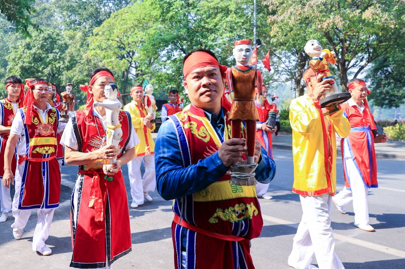 Nối tiếp là phần diễu hành, giới thiệu nghệ thuật trình diễn dân gian múa cổ “Giảo long”, múa bồng, nghệ thuật “Chèo tàu tổng gối”; trình diễn và giới thiệu nghệ thuật múa rối, hát xẩm; giới thiệu di sản Nghi thức và trò chơi kéo co được UNESCO ghi danh Di sản văn hóa phi vật thể đại diện của nhân loại; giới thiệu và trình diễn chiêng Mường... Nối tiếp là phần diễu hành, giới thiệu nghệ thuật trình diễn dân gian múa cổ “Giảo long”, múa bồng, nghệ thuật “Chèo tàu tổng gối”; trình diễn và giới thiệu nghệ thuật múa rối, hát xẩm; giới thiệu di sản Nghi thức và trò chơi kéo co được UNESCO ghi danh Di sản văn hóa phi vật thể đại diện của nhân loại; giới thiệu và trình diễn chiêng Mường...