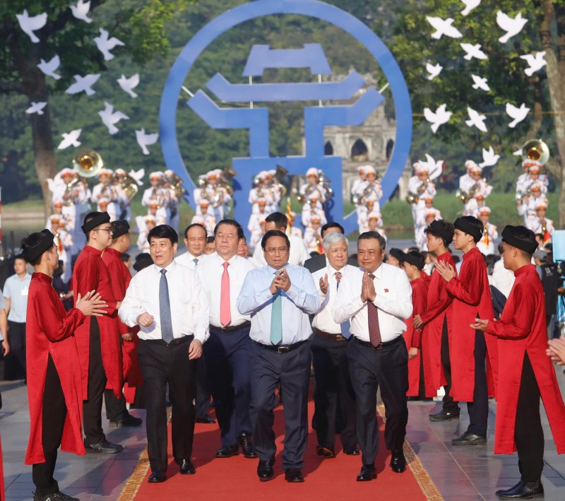"Trùng trùng quân đi như sóng" "Trùng trùng quân đi như sóng"