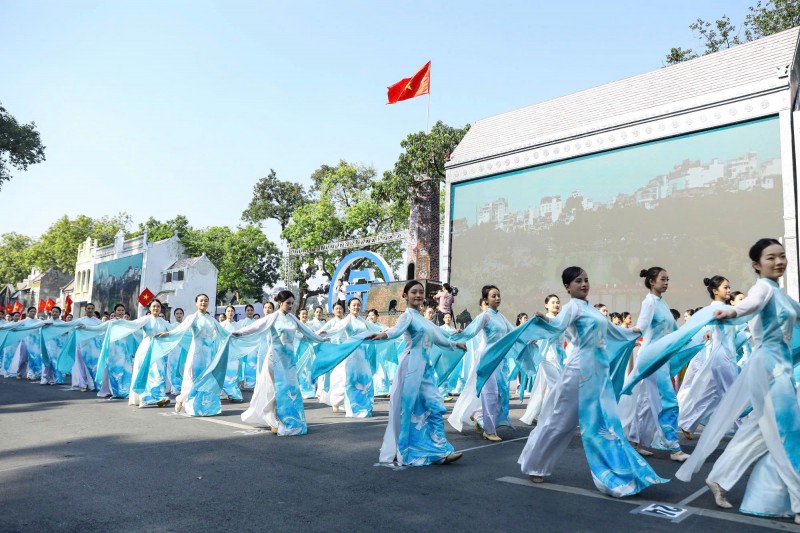 "Trùng trùng quân đi như sóng" "Trùng trùng quân đi như sóng"