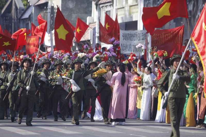 "Trùng trùng quân đi như sóng" "Trùng trùng quân đi như sóng"
