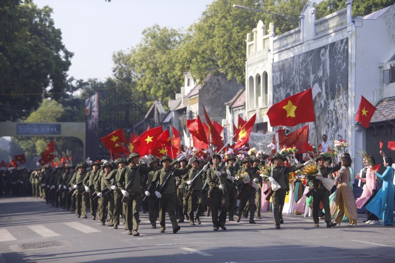 "Trùng trùng quân đi như sóng" "Trùng trùng quân đi như sóng"