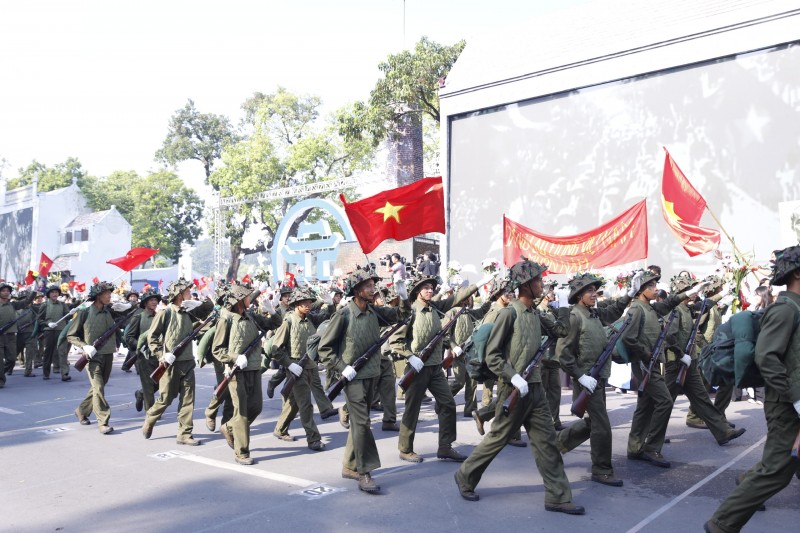"Trùng trùng quân đi như sóng" "Trùng trùng quân đi như sóng"