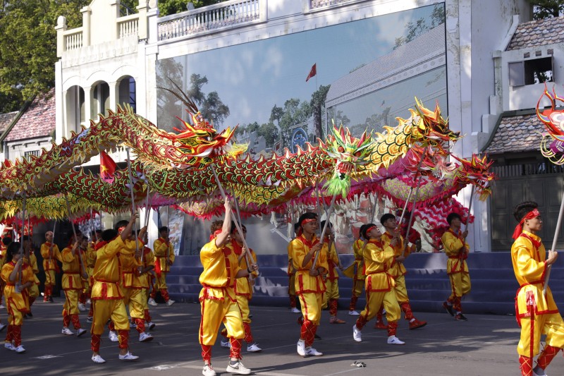 "Trùng trùng quân đi như sóng" "Trùng trùng quân đi như sóng"