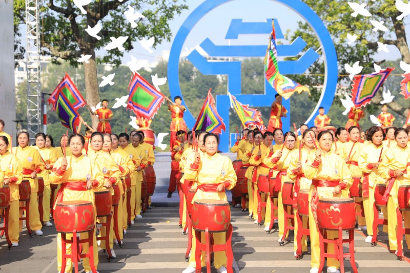 "Trùng trùng quân đi như sóng" "Trùng trùng quân đi như sóng"