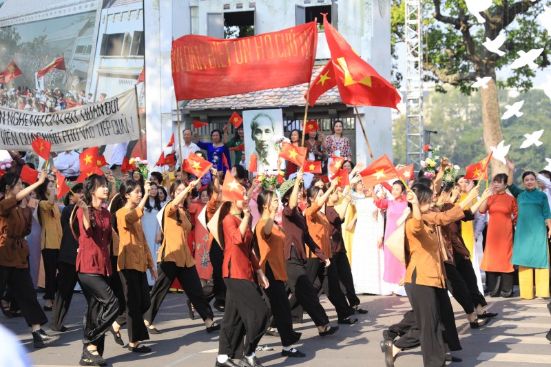 "Trùng trùng quân đi như sóng" "Trùng trùng quân đi như sóng"