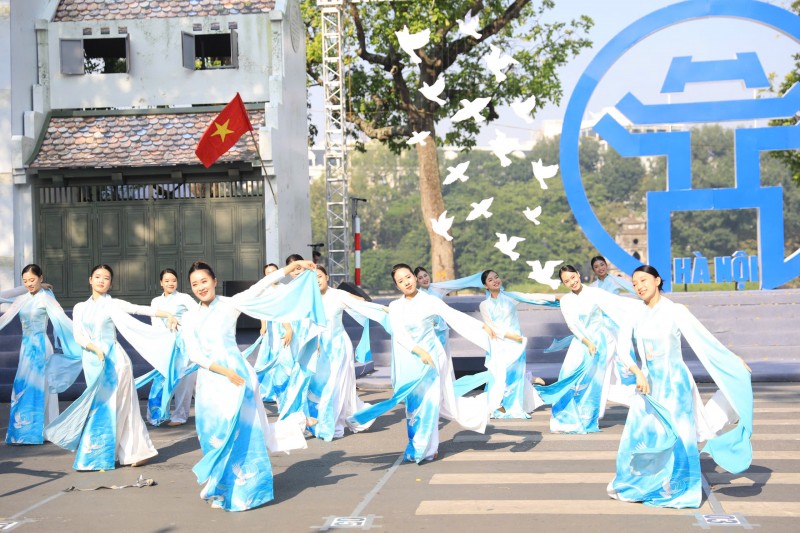 "Trùng trùng quân đi như sóng" "Trùng trùng quân đi như sóng"