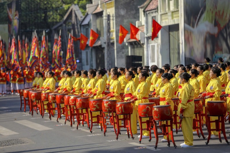 "Trùng trùng quân đi như sóng" "Trùng trùng quân đi như sóng"