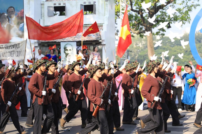 "Trùng trùng quân đi như sóng" "Trùng trùng quân đi như sóng"