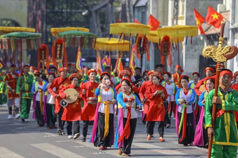 "Trùng trùng quân đi như sóng" "Trùng trùng quân đi như sóng"