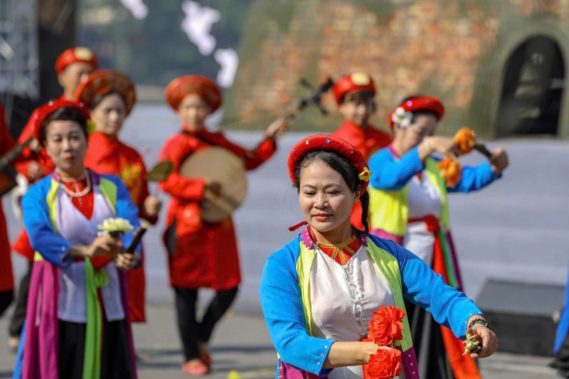"Trùng trùng quân đi như sóng" "Trùng trùng quân đi như sóng"