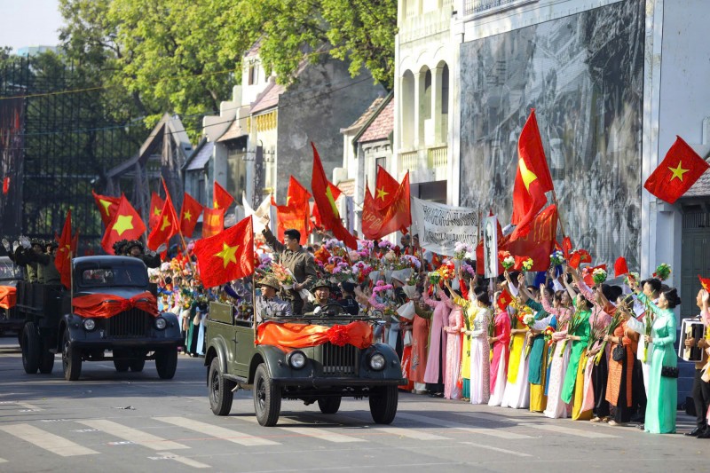 "Trùng trùng quân đi như sóng" "Trùng trùng quân đi như sóng"