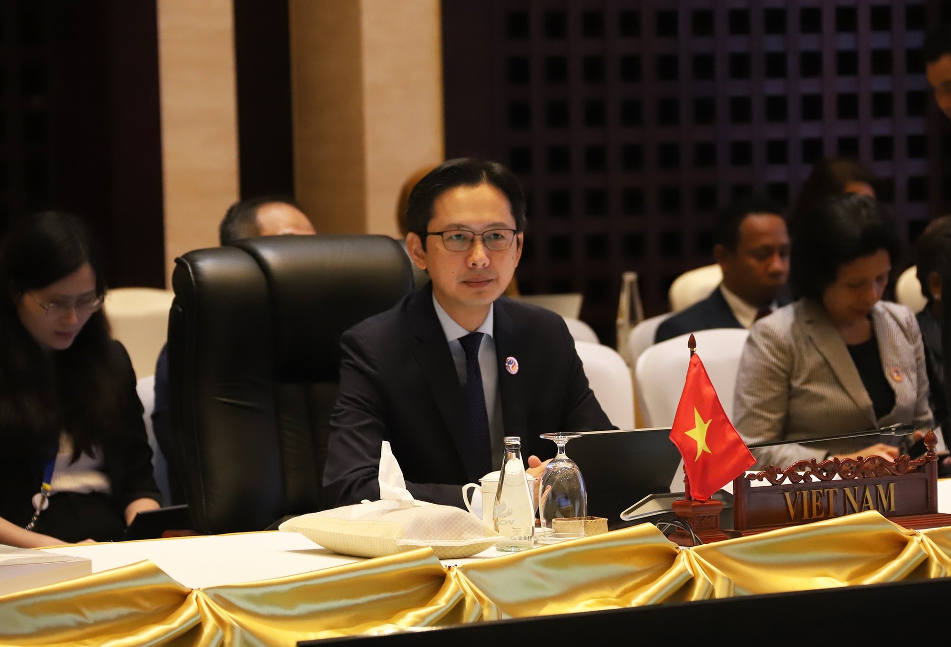 Thứ trưởng Ngoại giao Đỗ Hùng Việt, Trưởng SOM ASEAN Việt Nam. Thứ trưởng Ngoại giao Đỗ Hùng Việt, Trưởng SOM ASEAN Việt Nam.