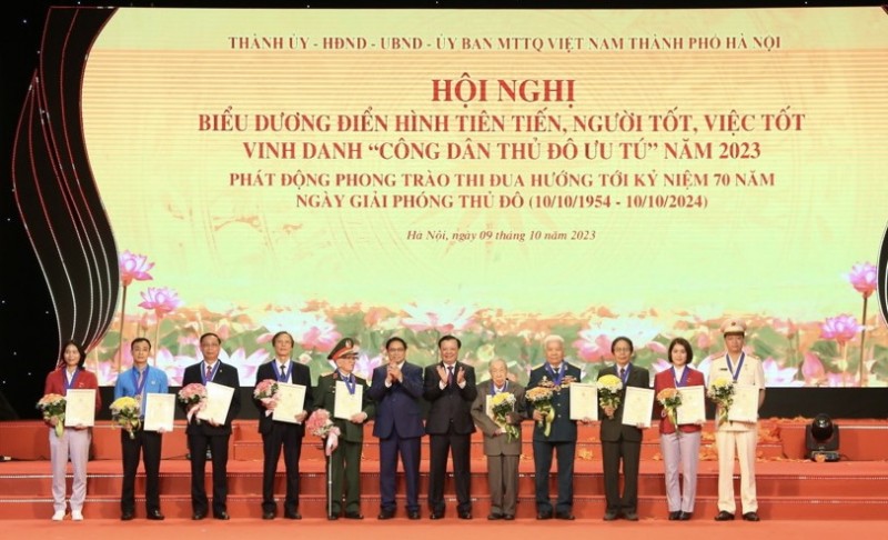 Thủ tướng Chính phủ Phạm Minh Chính - Chủ tịch Hội đồng Thi đua Khen thưởng Trung ương và Bí thư Thành ủy, Trưởng Đoàn ĐB Quốc hội TP Hà Nội Đinh Tiến Dũng đã trao tặng danh hiệu “Công dân Thủ đô ưu tú” năm 2023 cho 10 cá nhân (Ảnh: T.L). Thủ tướng Chính phủ Phạm Minh Chính - Chủ tịch Hội đồng Thi đua Khen thưởng Trung ương và Bí thư Thành ủy, Trưởng Đoàn ĐB Quốc hội TP Hà Nội Đinh Tiến Dũng đã trao tặng danh hiệu “Công dân Thủ đô ưu tú” năm 2023 cho 10 cá nhân (Ảnh: T.L).