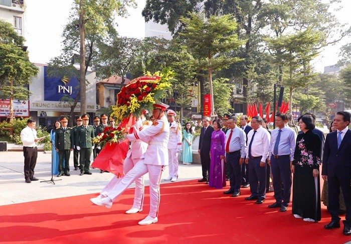 Đoàn đại biểu TP Hà Nội dâng hoa, dâng hương, tưởng niệm tại tượng đài “Quyết tử để Tổ quốc quyết sinh” (Vườn hoa Vạn Xuân, quận Ba Đình (Ảnh: T.L). Đoàn đại biểu TP Hà Nội dâng hoa, dâng hương, tưởng niệm tại tượng đài “Quyết tử để Tổ quốc quyết sinh” (Vườn hoa Vạn Xuân, quận Ba Đình (Ảnh: T.L).