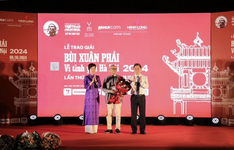 Phó Chủ tịch UBND Thành phố Hà Minh Hải trao Giải thưởng Lớn - Vì tình yêu Hà Nội tặng GS.TS.KTS Hoàng Đạo Kính (Ảnh: T.L). Phó Chủ tịch UBND Thành phố Hà Minh Hải trao Giải thưởng Lớn - Vì tình yêu Hà Nội tặng GS.TS.KTS Hoàng Đạo Kính (Ảnh: T.L).