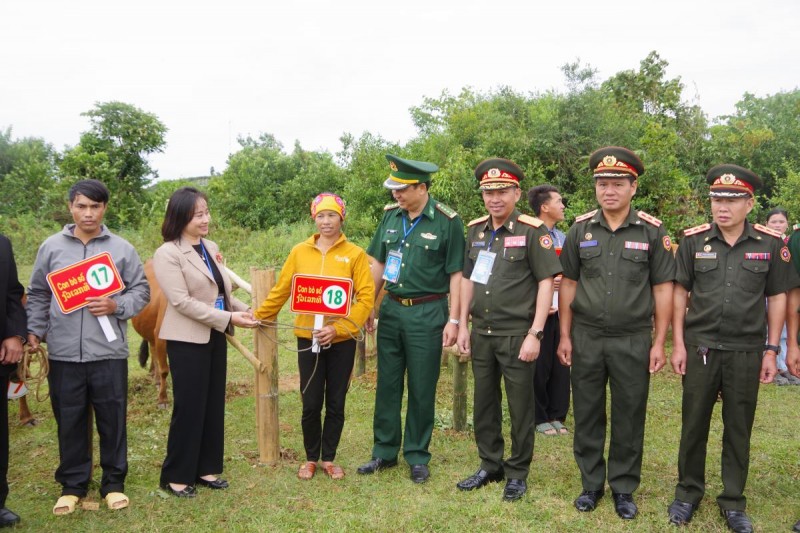 Chị Vì Thị Vân nhận bò giống từ chương trình. Ảnh: Vì Hiện Chị Vì Thị Vân nhận bò giống từ chương trình. Ảnh: Vì Hiện