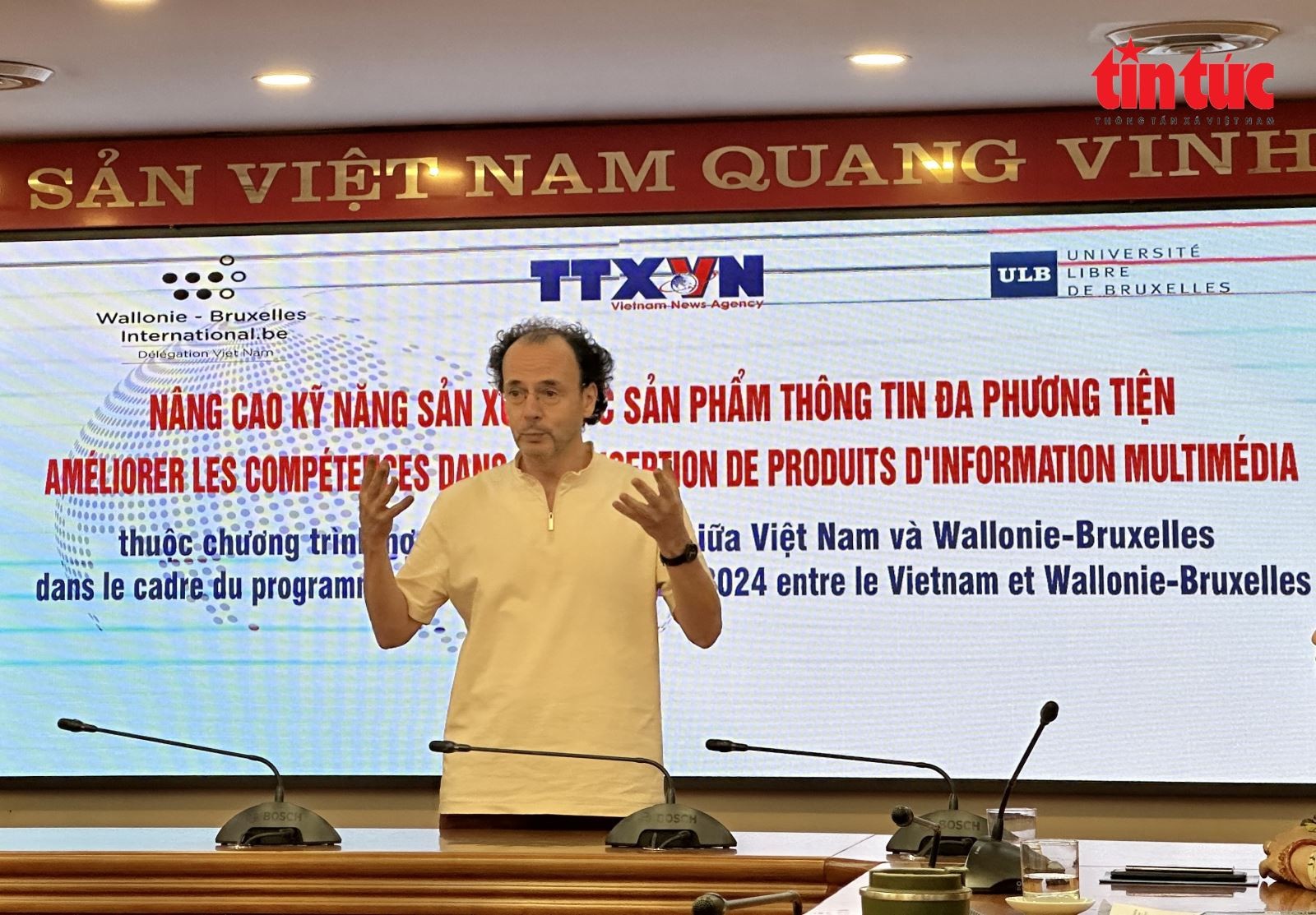 Nhà báo Alain Gérard chia sẻ tại khóa đào tạo nâng cao kỹ năng sản xuất các sản phẩm thông tin đa phương tiện tại Việt Nam tháng 9/2024. Nhà báo Alain Gérard chia sẻ tại khóa đào tạo nâng cao kỹ năng sản xuất các sản phẩm thông tin đa phương tiện tại Việt Nam tháng 9/2024.