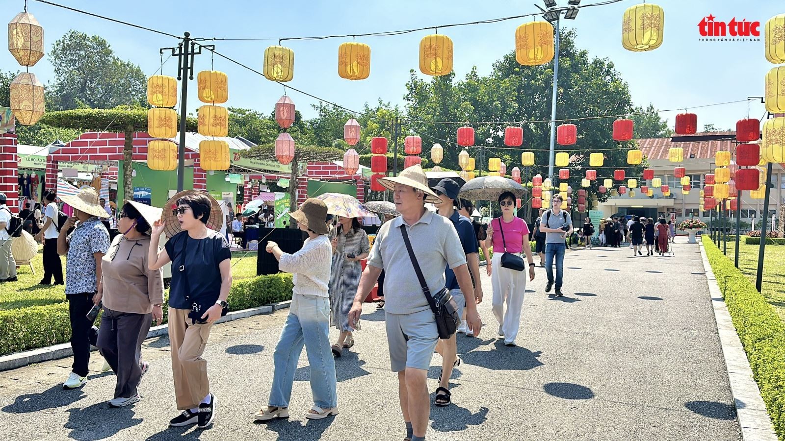 Du khách quốc tế trải nghiệm lễ hội Du lịch Áo dài 2024. Du khách quốc tế trải nghiệm lễ hội Du lịch Áo dài 2024.