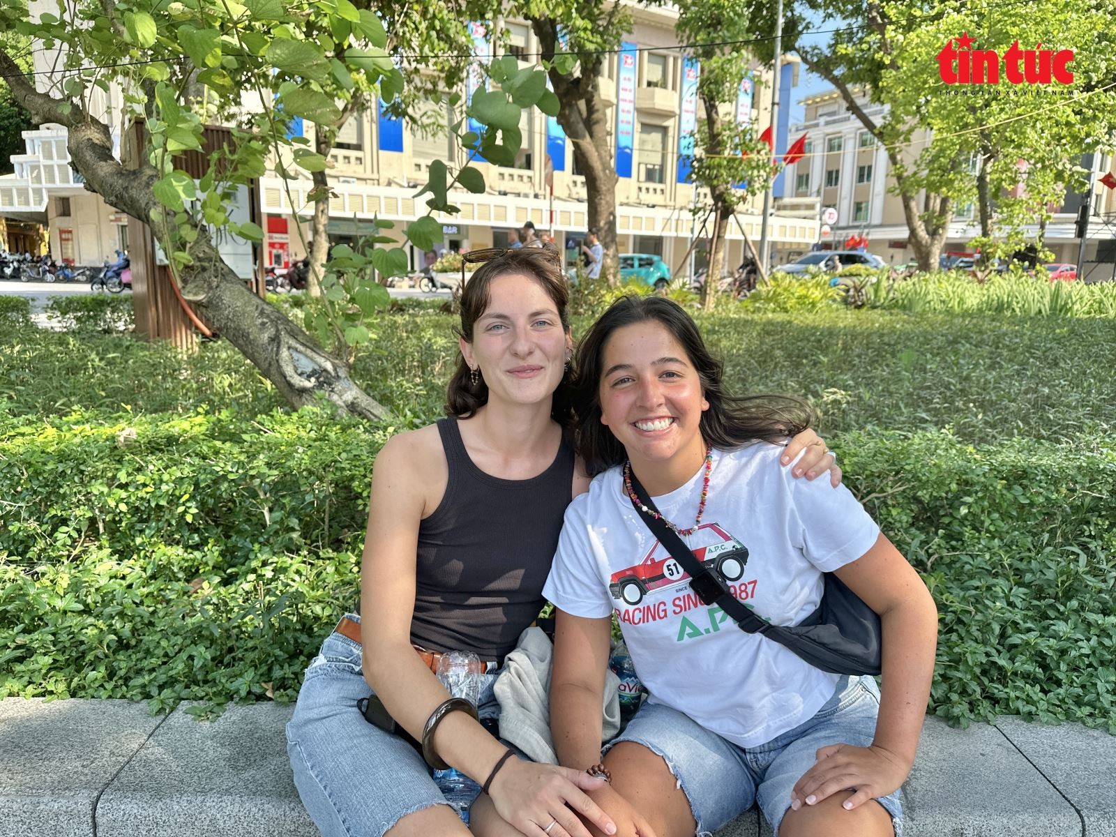 Chị Raphaelle Michon, du khách Pháp, hào hứng khám phá Hà Nội cùng bạn thân. Chị Raphaelle Michon, du khách Pháp, hào hứng khám phá Hà Nội cùng bạn thân.