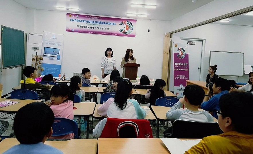 The Vietnamese Language and its Journey to the World The Vietnamese Language and its Journey to the World