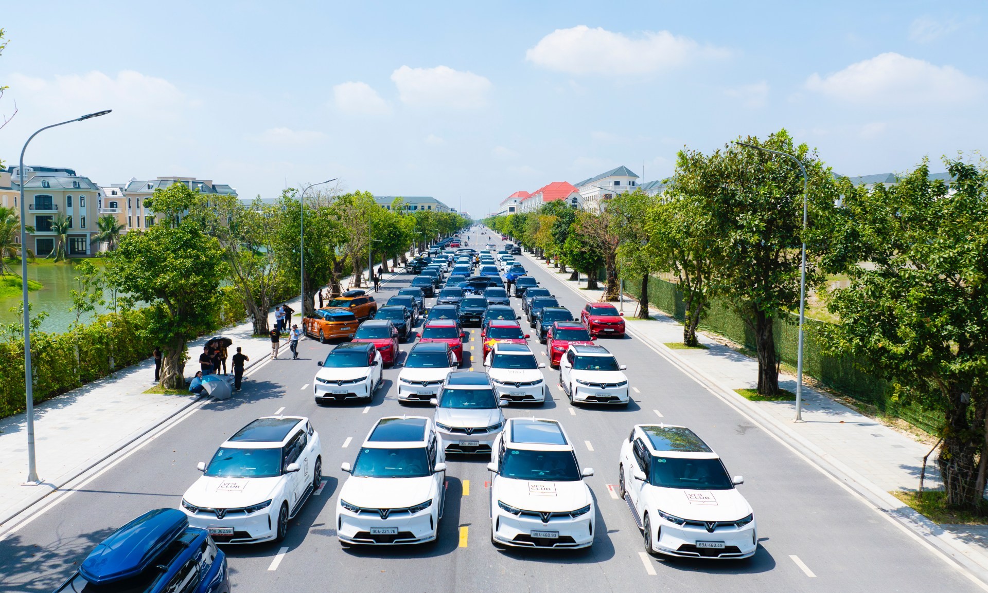 Ngắm những hình ảnh siêu ấn tượng của dàn 333 xe VinFast VF 9 trên hành trình hơn 100km Ngắm những hình ảnh siêu ấn tượng của dàn 333 xe VinFast VF 9 trên hành trình hơn 100km