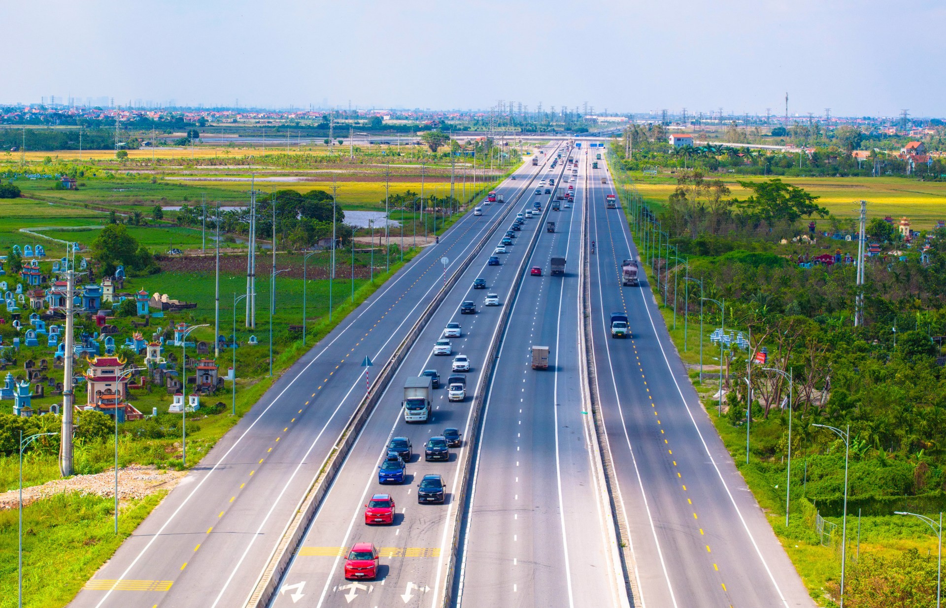 Ngắm những hình ảnh siêu ấn tượng của dàn 333 xe VinFast VF 9 trên hành trình hơn 100km Ngắm những hình ảnh siêu ấn tượng của dàn 333 xe VinFast VF 9 trên hành trình hơn 100km