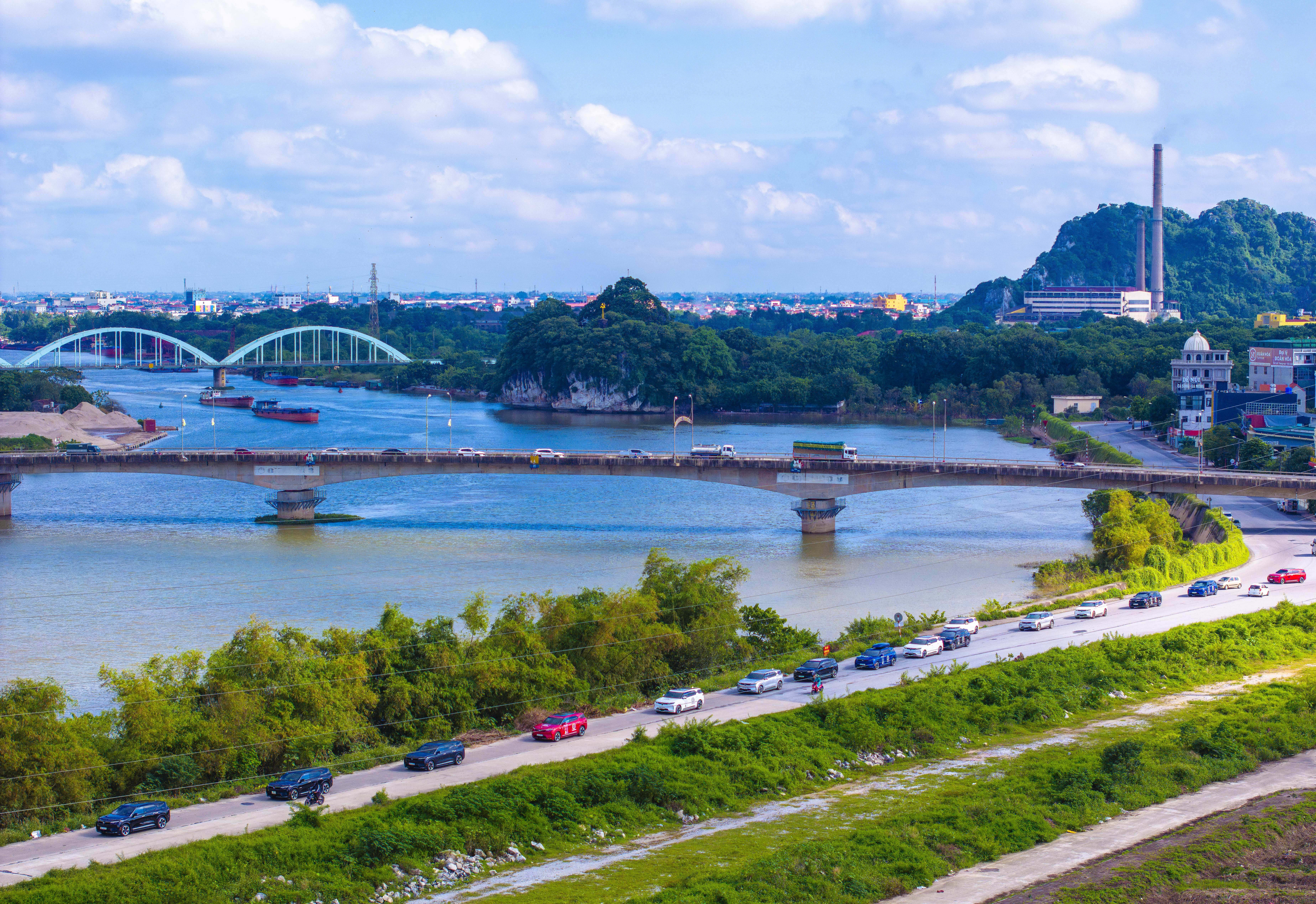Ngắm những hình ảnh siêu ấn tượng của dàn 333 xe VinFast VF 9 trên hành trình hơn 100km Ngắm những hình ảnh siêu ấn tượng của dàn 333 xe VinFast VF 9 trên hành trình hơn 100km