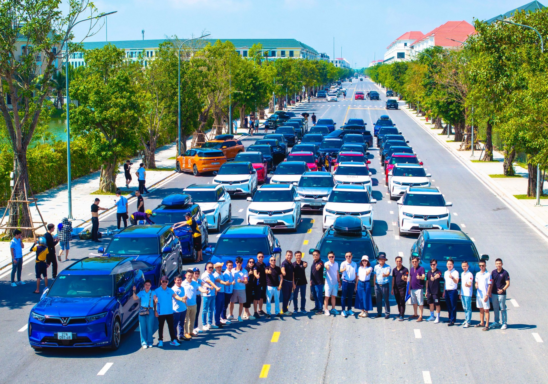 Ngắm những hình ảnh siêu ấn tượng của dàn 333 xe VinFast VF 9 trên hành trình hơn 100km Ngắm những hình ảnh siêu ấn tượng của dàn 333 xe VinFast VF 9 trên hành trình hơn 100km