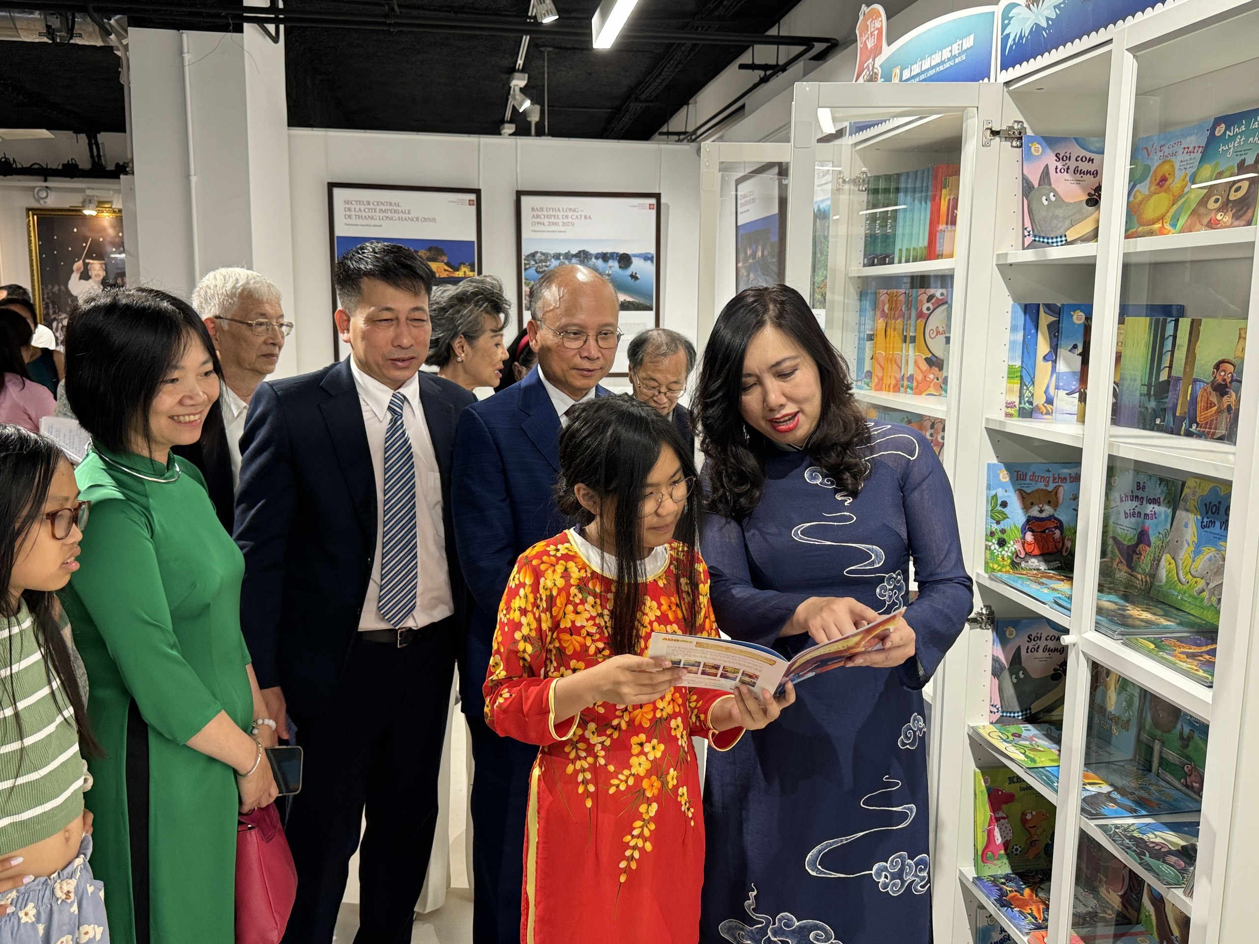 Những Tủ sách tiếng Việt cho người Việt Nam ở nước ngoài Những Tủ sách tiếng Việt cho người Việt Nam ở nước ngoài