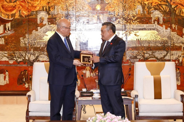 Chủ tịch UBND Thành phố Trần Sỹ Thanh trao quà lưu niệm của Thủ đô Hà Nội tặng ông Takebe Tsutomu (Ảnh: T.L). Chủ tịch UBND Thành phố Trần Sỹ Thanh trao quà lưu niệm của Thủ đô Hà Nội tặng ông Takebe Tsutomu (Ảnh: T.L).