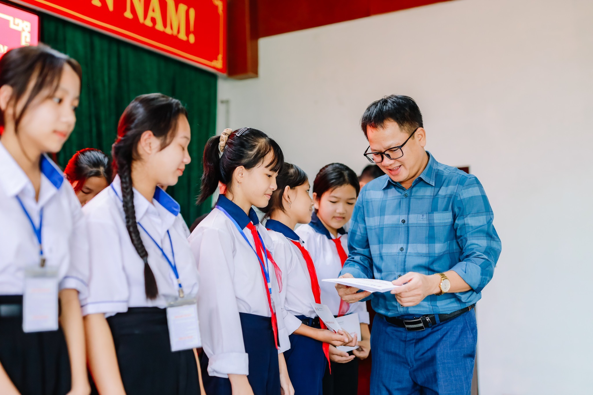 Đại diện Tổ chức Zhi Shan Foundation trao học bổng cho các học sinh nghèo vượt khó tại Thừa Thiên Huế. Đại diện Tổ chức Zhi Shan Foundation trao học bổng cho các học sinh nghèo vượt khó tại Thừa Thiên Huế.