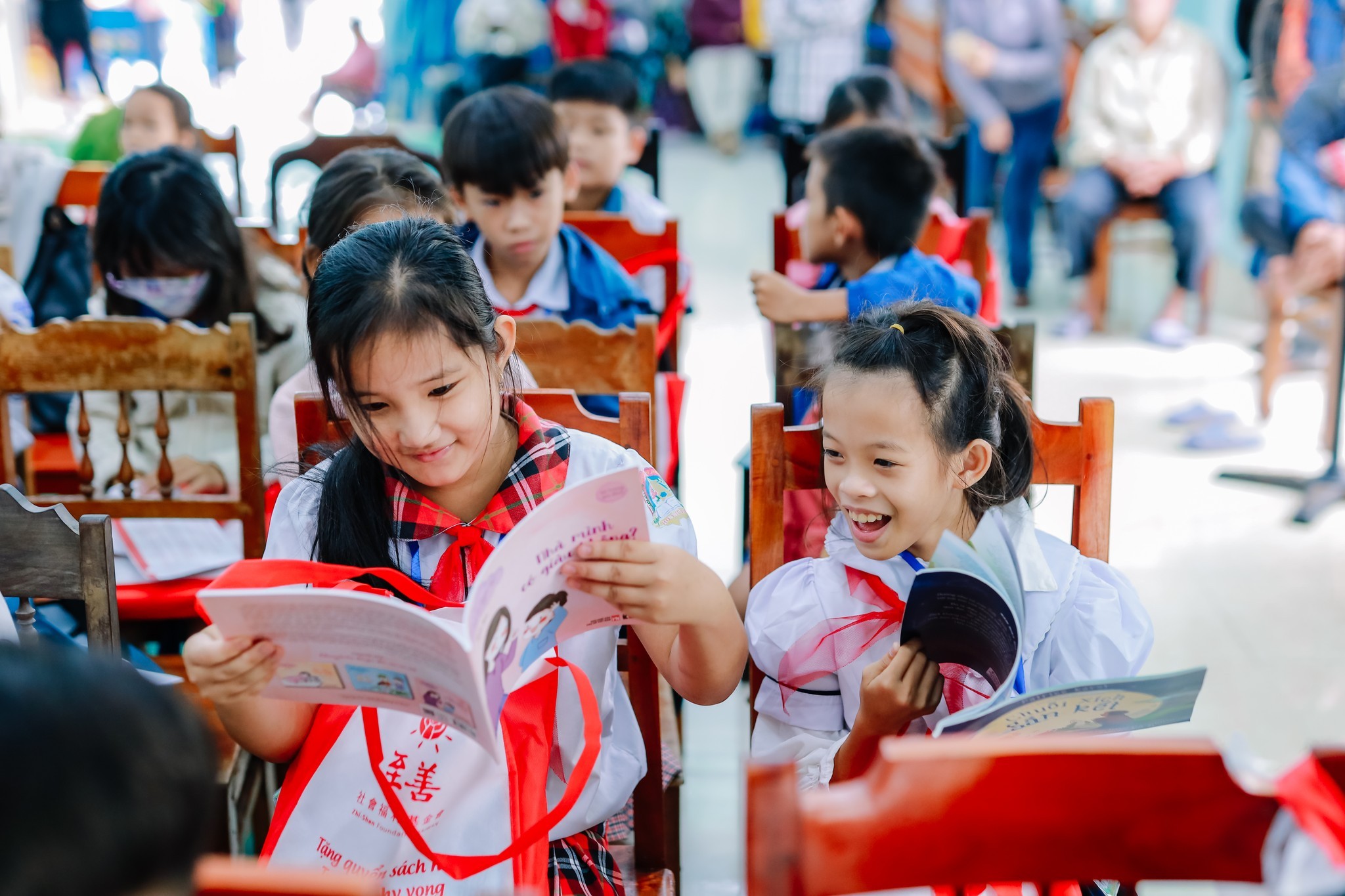 Zhi Shan còn gửi tặng mỗi em một món quà đặc biệt, đó là những cuốn sách hay và phù hợp với các cấp học Zhi Shan còn gửi tặng mỗi em một món quà đặc biệt, đó là những cuốn sách hay và phù hợp với các cấp học