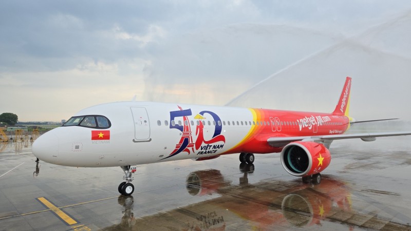 Tàu bay A321 mang hình ảnh biểu tượng kỷ niệm 50 năm quan hệ ngoại giao Việt Nam - Pháp tại sân bay Tân Sơn Nhất Tàu bay A321 mang hình ảnh biểu tượng kỷ niệm 50 năm quan hệ ngoại giao Việt Nam - Pháp tại sân bay Tân Sơn Nhất