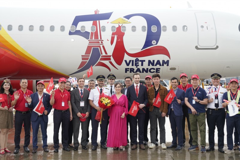 Đại diện Tổng lãnh sự Pháp tại TP.HCM cùng lãnh đạo, cán bộ nhân viên Vietjet đón tàu bay mới về tới Việt Nam Đại diện Tổng lãnh sự Pháp tại TP.HCM cùng lãnh đạo, cán bộ nhân viên Vietjet đón tàu bay mới về tới Việt Nam