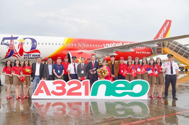 Đại diện Tổng lãnh sự Pháp tại TP.HCM cùng lãnh đạo, cán bộ nhân viên Vietjet đón tàu bay mới về tới Việt Nam Đại diện Tổng lãnh sự Pháp tại TP.HCM cùng lãnh đạo, cán bộ nhân viên Vietjet đón tàu bay mới về tới Việt Nam