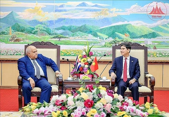 Secretary of the Vinh Phuc provincial Party Committee Duong Van An (right) receives Cuban Ambassador to Vietnam Orlando Nicolas Hernandez Guillen. (Photo: VNA) Secretary of the Vinh Phuc provincial Party Committee Duong Van An (right) receives Cuban Ambassador to Vietnam Orlando Nicolas Hernandez Guillen. (Photo: VNA)