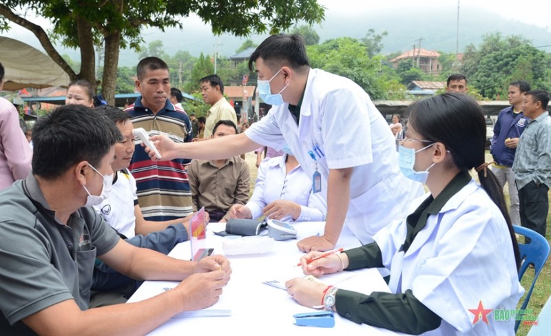 Khám, chữa bệnh miễn phí cho nhân dân Lào Khám, chữa bệnh miễn phí cho nhân dân Lào