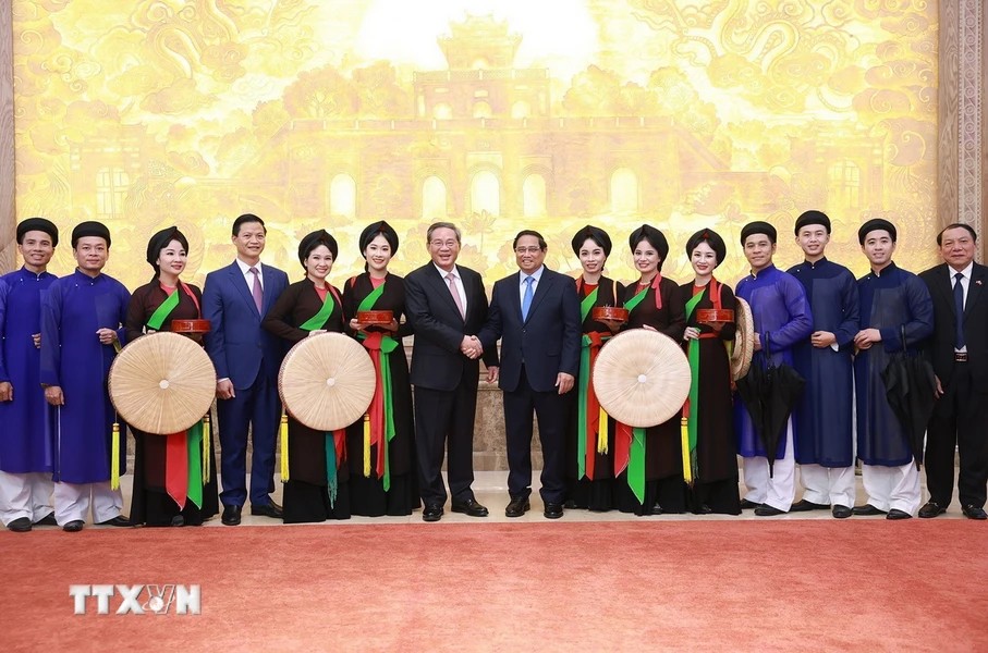 Thủ tướng Phạm Minh Chính và Thủ tướng Trung Quốc Lý Cường với các liền anh, liền chị Quan họ Bắc Ninh. (Ảnh: TTXVN) Thủ tướng Phạm Minh Chính và Thủ tướng Trung Quốc Lý Cường với các liền anh, liền chị Quan họ Bắc Ninh. (Ảnh: TTXVN)