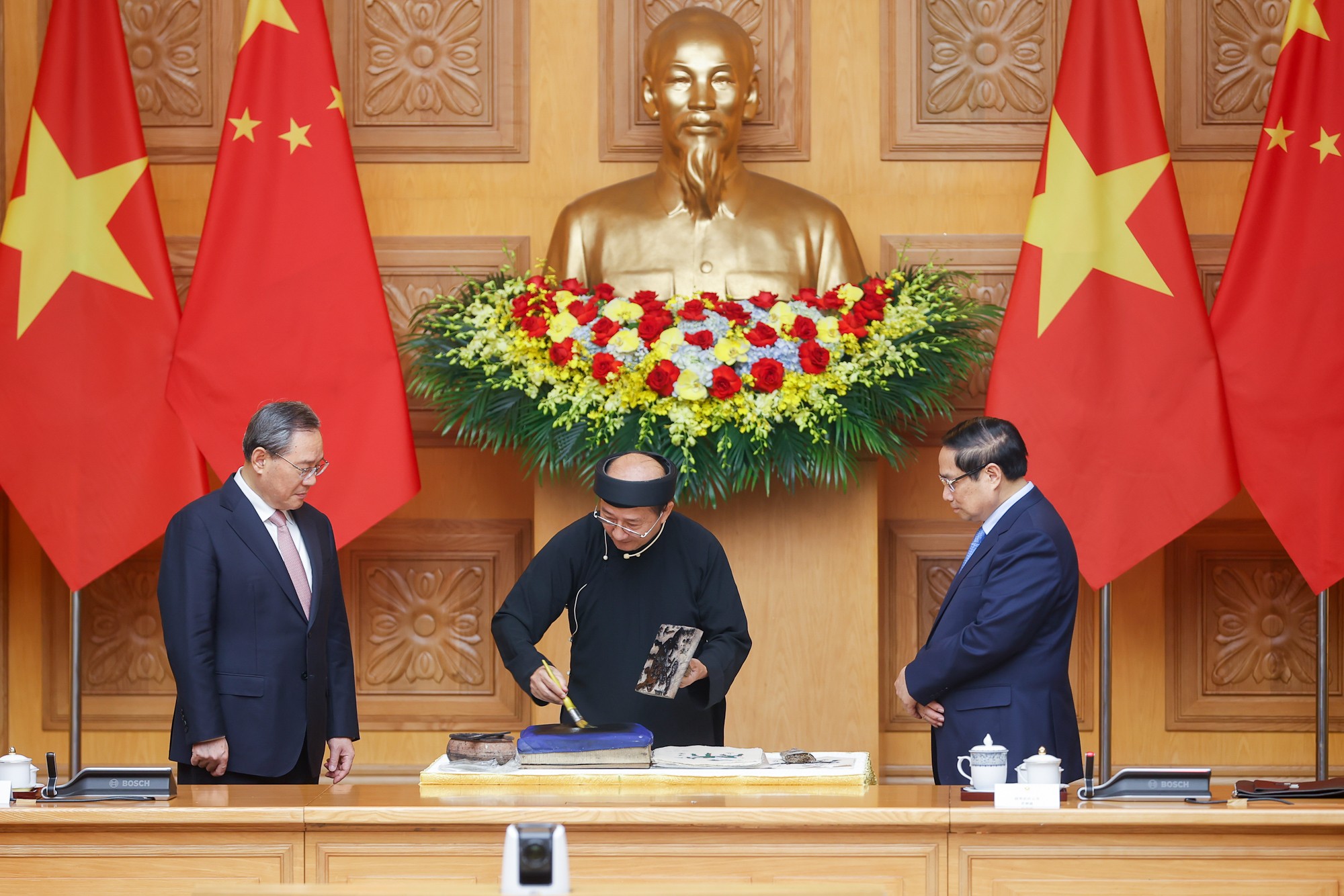 hai Thủ tướng đã thưởng lãm các bước làm tranh Đông Hồ truyền thống của Việt Nam do các nghệ nhân Đông Hồ trình diễn. hai Thủ tướng đã thưởng lãm các bước làm tranh Đông Hồ truyền thống của Việt Nam do các nghệ nhân Đông Hồ trình diễn.