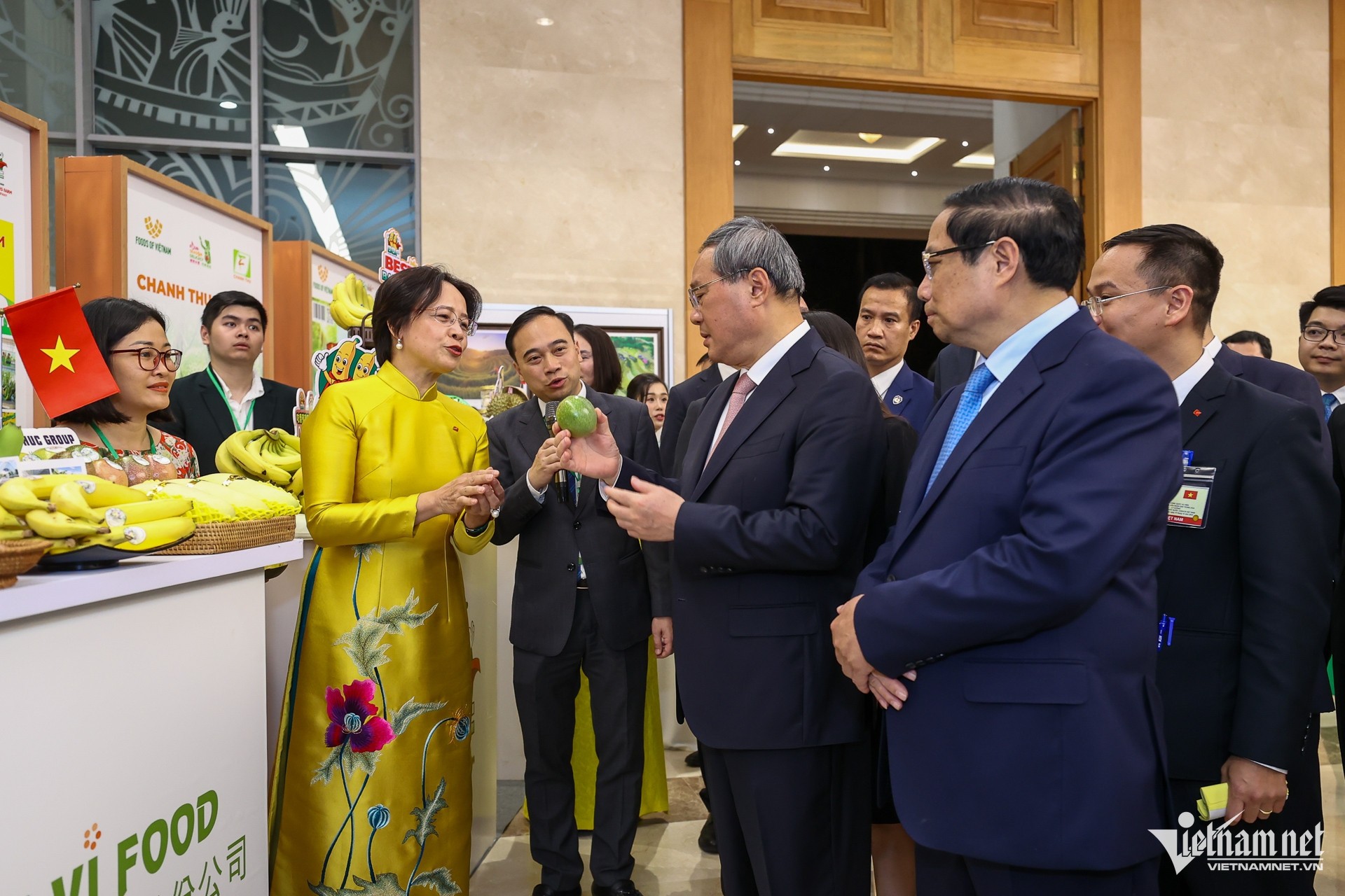 Sau khi thưởng lãm tranh Đông Hồ, Thủ tướng Phạm Minh Chính và Thủ tướng Lý Cường tham quan trưng bày một số sản phẩm nông nghiệp đặc sắc của Việt Nam xuất khẩu sang Trung Quốc như: Yến sào, sầu riêng, dừa tươi, chuối, cà phê, sữa… Đây là những sản phẩm tiêu biểu trong 14 mặt hàng nông sản xuất khẩu chính ngạch sang thị trường Trung Quốc. (Ảnh: Báo VietNamNet) Sau khi thưởng lãm tranh Đông Hồ, Thủ tướng Phạm Minh Chính và Thủ tướng Lý Cường tham quan trưng bày một số sản phẩm nông nghiệp đặc sắc của Việt Nam xuất khẩu sang Trung Quốc như: Yến sào, sầu riêng, dừa tươi, chuối, cà phê, sữa… Đây là những sản phẩm tiêu biểu trong 14 mặt hàng nông sản xuất khẩu chính ngạch sang thị trường Trung Quốc. (Ảnh: Báo VietNamNet)