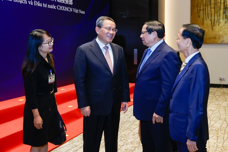 Thủ tướng Phạm Minh Chính trao đổi với Thủ tướng Lý Cường. (Ảnh: Báo Chính phủ) Thủ tướng Phạm Minh Chính trao đổi với Thủ tướng Lý Cường. (Ảnh: Báo Chính phủ)