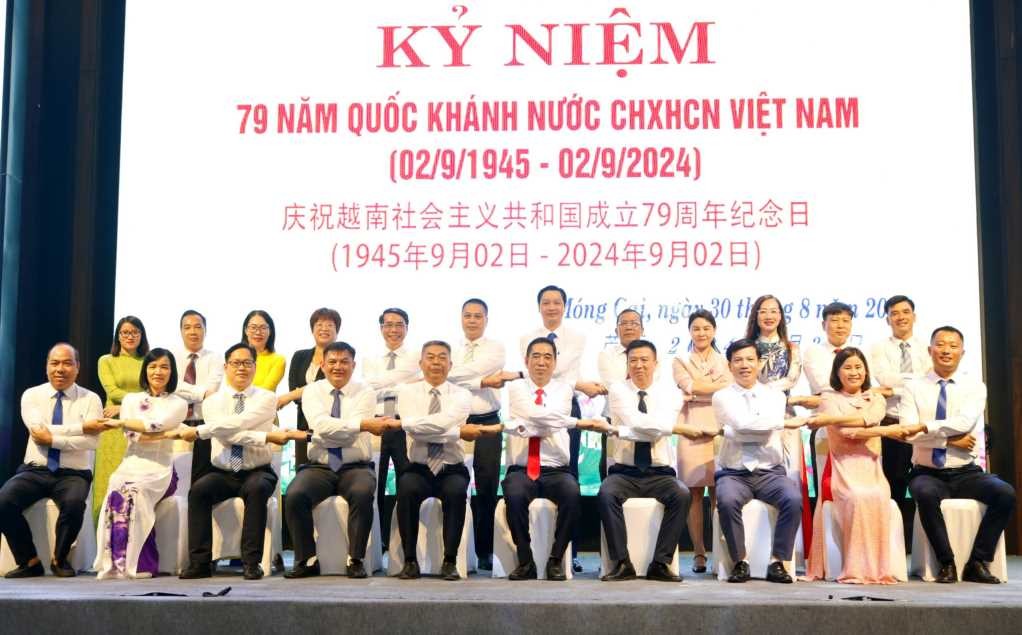 Đoàn đại biểu của Đảng bộ, chính quyền thành phố Đông Hưng (Trung Quốc) đến thăm và chúc mừng thành phố Móng Cái nhân dịp kỷ niệm 79 năm Quốc khánh Nước Cộng hoà XHCN Việt Nam 2/9 (1945-2024). (Ảnh: Trung tâm Truyền thông - Văn hóa Móng Cái) Đoàn đại biểu của Đảng bộ, chính quyền thành phố Đông Hưng (Trung Quốc) đến thăm và chúc mừng thành phố Móng Cái nhân dịp kỷ niệm 79 năm Quốc khánh Nước Cộng hoà XHCN Việt Nam 2/9 (1945-2024). (Ảnh: Trung tâm Truyền thông - Văn hóa Móng Cái)