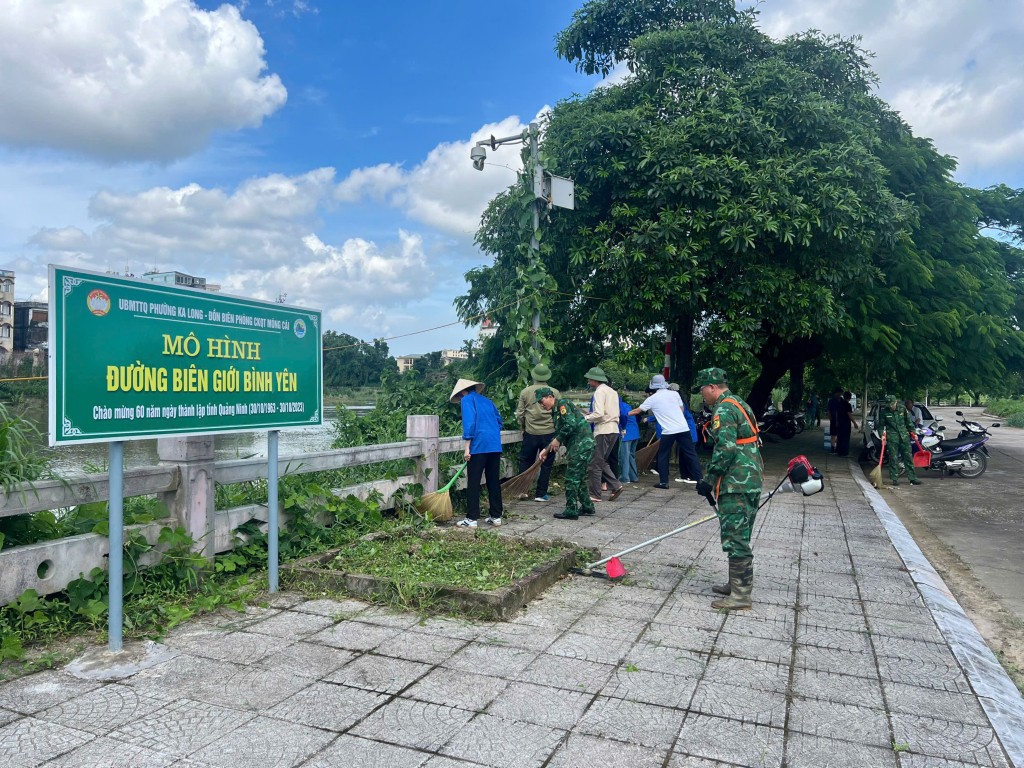 Cán bộ, nhân dân, các tổ chức đoàn thể phường Ka Long (TP Móng Cái) phối hợp với CBCS Đồn Biên phòng Cửa khẩu quốc tế Móng Cái dọn vệ sinh đường biên giới. (Ảnh: Báo Quảng Ninh) Cán bộ, nhân dân, các tổ chức đoàn thể phường Ka Long (TP Móng Cái) phối hợp với CBCS Đồn Biên phòng Cửa khẩu quốc tế Móng Cái dọn vệ sinh đường biên giới. (Ảnh: Báo Quảng Ninh)