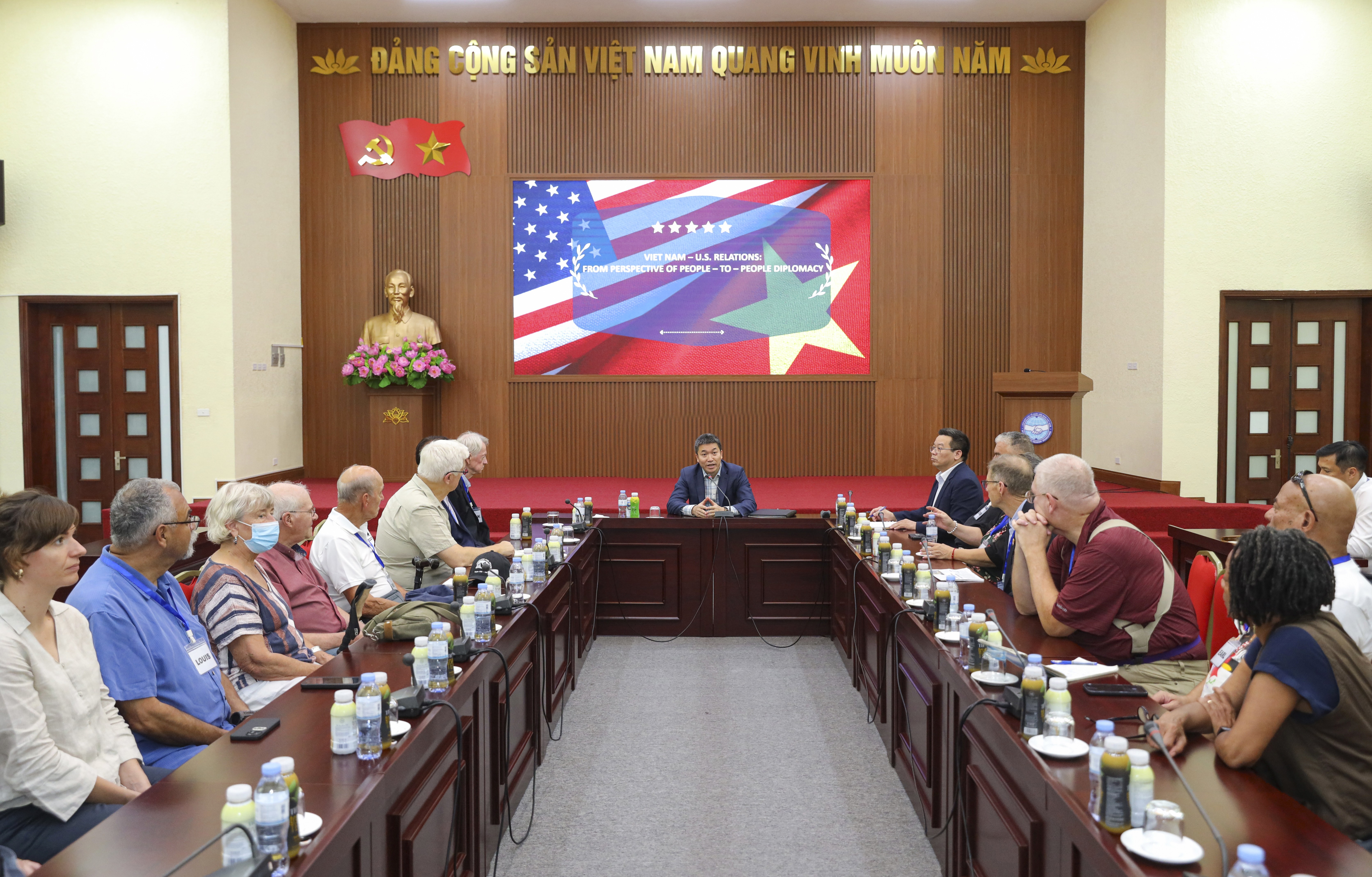 Ông Phan Anh Sơn, Chủ tịch VUFO (giữa) tiếp đoàn Cựu chiến binh vì hòa bình VFP, ngày 14/10 tại Hà Nội (Ảnh: Đinh Hòa). Ông Phan Anh Sơn, Chủ tịch VUFO (giữa) tiếp đoàn Cựu chiến binh vì hòa bình VFP, ngày 14/10 tại Hà Nội (Ảnh: Đinh Hòa).